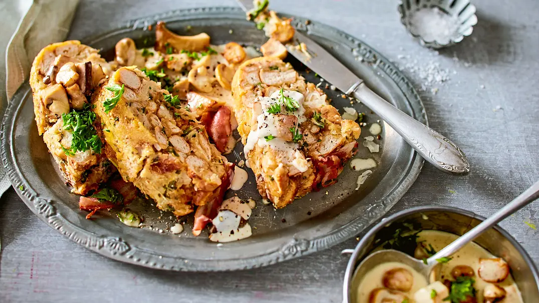 Aufgebrezelter Gugelhupf mit Pilzrahm Rezept - Foto: LECKER @ Bauer Media Group Aufgebrezelter Gugelhupf mit Pilzrahm Rezept - Foto: LECKER @ Bauer Media Group