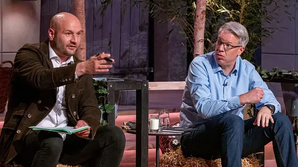 Christian Miele und Frank Thelen diskutieren nach der Blindverkostung von Kuhmilch vs. „Precision“ - Foto: RTL / Bernd-Michael Maurer Christian Miele und Frank Thelen diskutieren nach der Blindverkostung von Kuhmilch vs. „Precision“ - Foto: RTL / Bernd-Michael Maurer