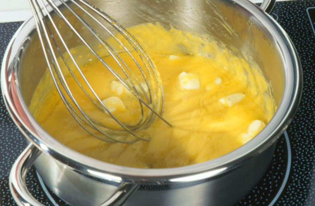Suppen werden schön cremig, wenn kalte Butterstückchen untergerührt werden.