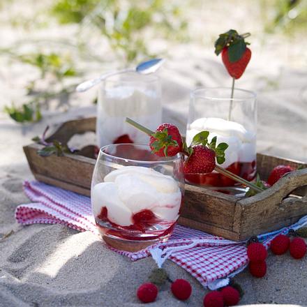 Aussenproduktion - Quarkmousse mit Erdbeeren und Vanillerahm (Sansibar - Sylt) Rezept Aussenproduktion - Quarkmousse mit Erdbeeren und Vanillerahm (Sansibar - Sylt) Rezept