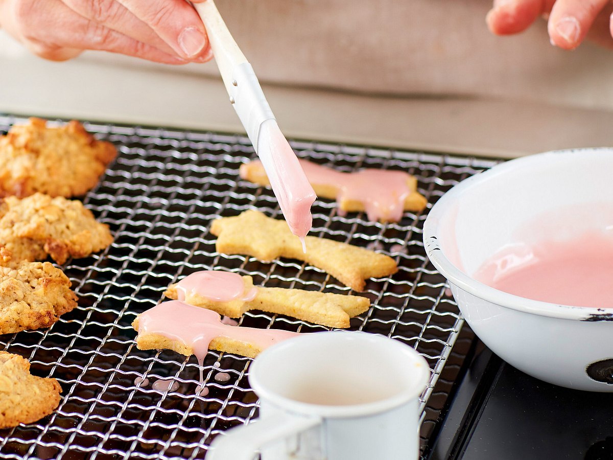 Ausstechplätzchen mit Zuckerguss verzieren