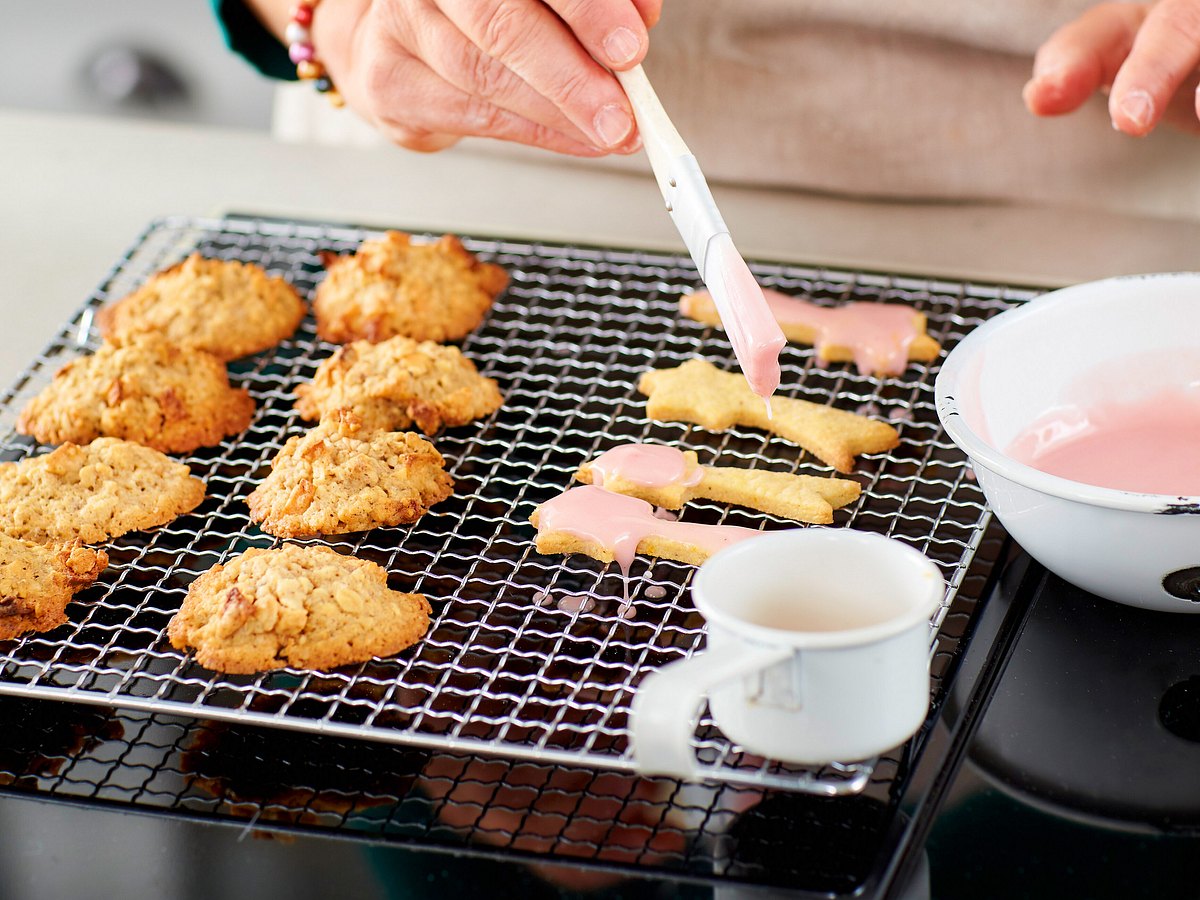 Ausstechplätzchen mit Zuckerguss verzieren