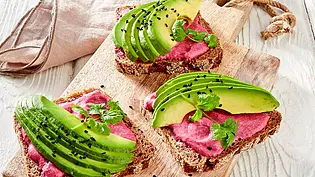 Avocado-Brote mit Rote-Bete-Aufstrich Rezept - Foto: LECKER @ Bauer Media Group Avocado-Brote mit Rote-Bete-Aufstrich Rezept - Foto: LECKER @ Bauer Media Group