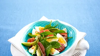 Avocado-Eier-Salat mit Knusperspeck Rezept - Foto: LECKER @ Bauer Media Group