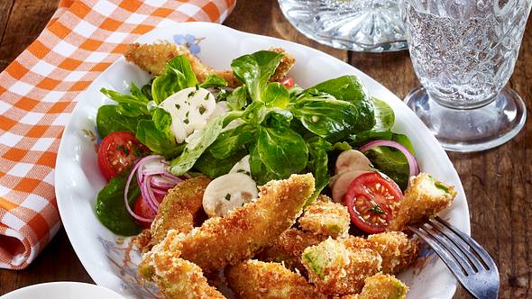 Avocado-Fries mit buntem Salat Rezept - Foto: House of Food / Bauer Food Experts KG