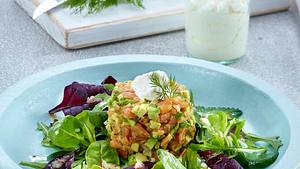 Avocado-Lachs-Tatar mit Meerrettich-Sahne auf Baby-Leaf-Salat Rezept - Foto: House of Food / Bauer Food Experts KG