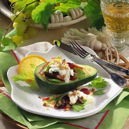 Avocado mit Trauben-Sellerie-Salat Rezept Avocado mit Trauben-Sellerie-Salat Rezept