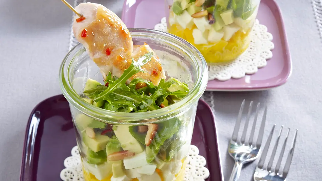 Avocado-Mozzarella-Mango-Salat mit Hähnchenspieß Rezept - Foto: LECKER @ Bauer Media Group