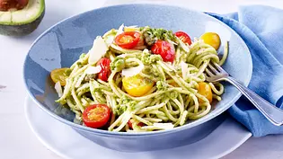 Avocado-Pesto zu Spaghetti Rezept - Foto: LECKER @ Bauer Media Group Avocado-Pesto zu Spaghetti Rezept - Foto: LECKER @ Bauer Media Group