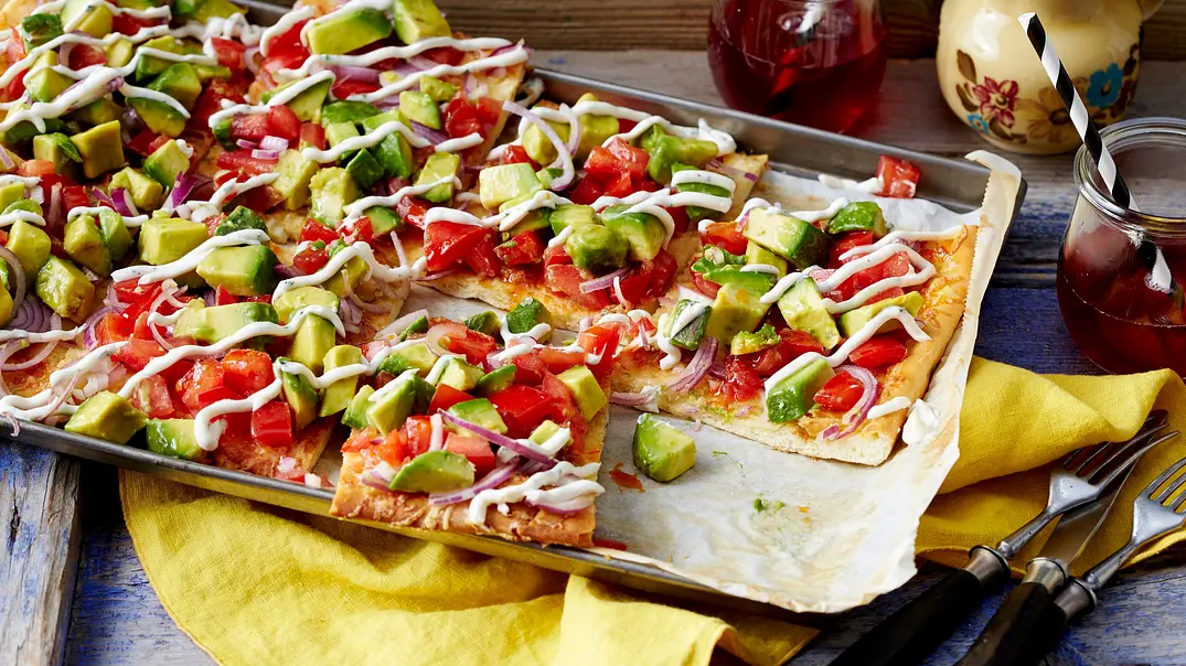 Avocado-Pizza Rezept - Foto: LECKER @ Bauer Media Group