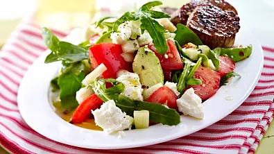 Avocado-Salat & Schweinemedaillons Rezept - Foto: LECKER @ Bauer Media Group