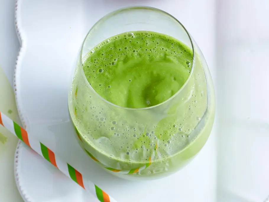 Avocado-Spinat-Smoothie Avocado-Spinat-Smoothie in einem Glas serviert.