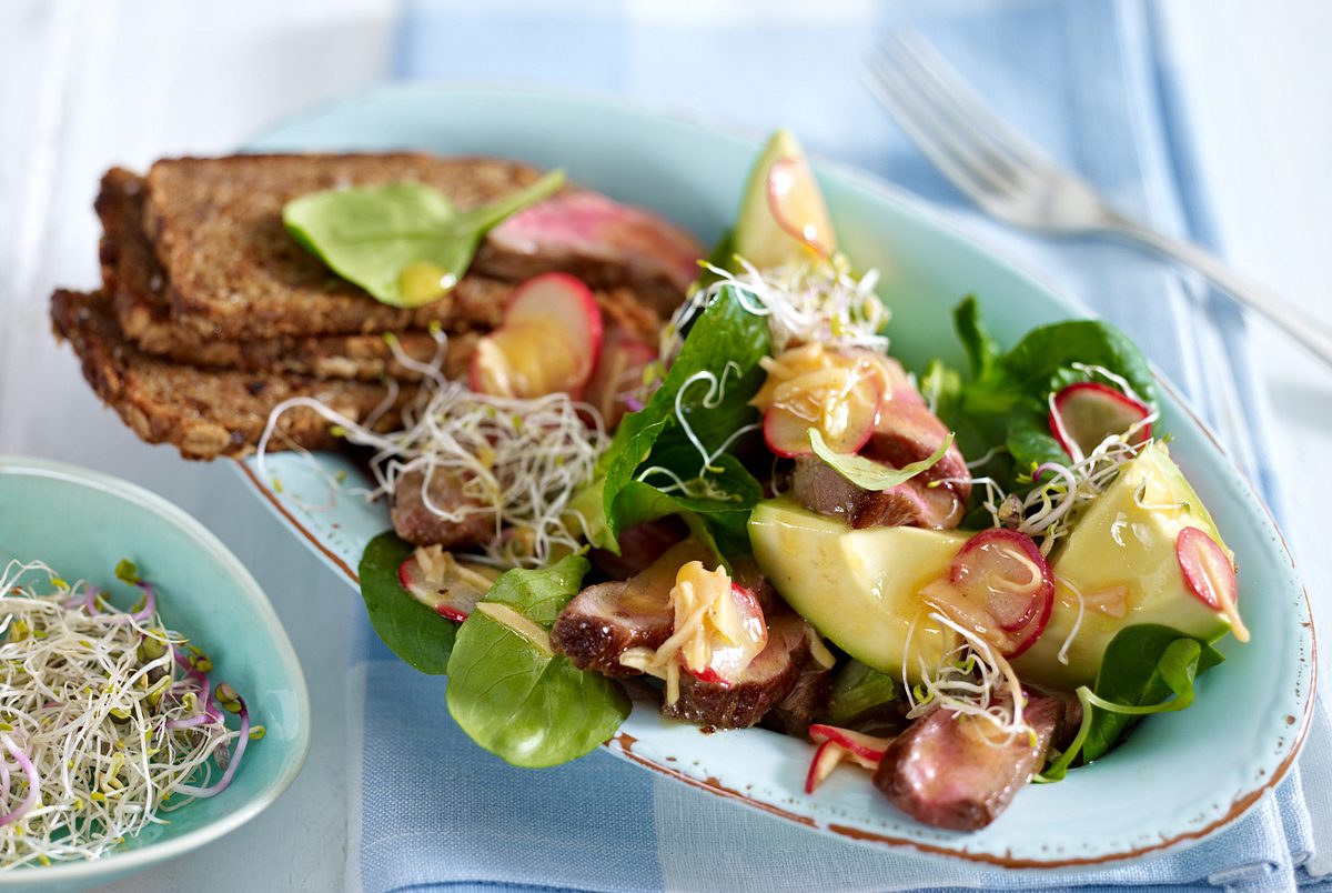 Avocado-Steak-Salat mit Radieschen-Ingwer-Vinaigrette Rezept