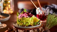 Avocado Tatar mit roten Zwiebeln, Rote-Bete-Würfeln und Limettenstück auf Holzbrett, im festlich dekorierten Ambiente. - Foto: LECKER @ Bauer Media Group Avocado Tatar mit roten Zwiebeln, Rote-Bete-Würfeln und Limettenstück auf Holzbrett, im festlich dekorierten Ambiente. - Foto: LECKER @ Bauer Media Group