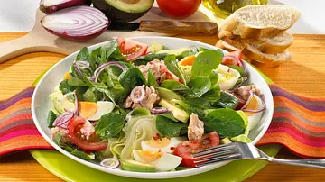 Avocado-Thunfisch-Salat mit Feldsalat Rezept - Foto: LECKER @ Bauer Media Group