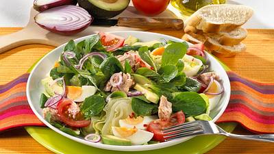 Avocado-Thunfisch-Salat mit Feldsalat Rezept - Foto: Maass