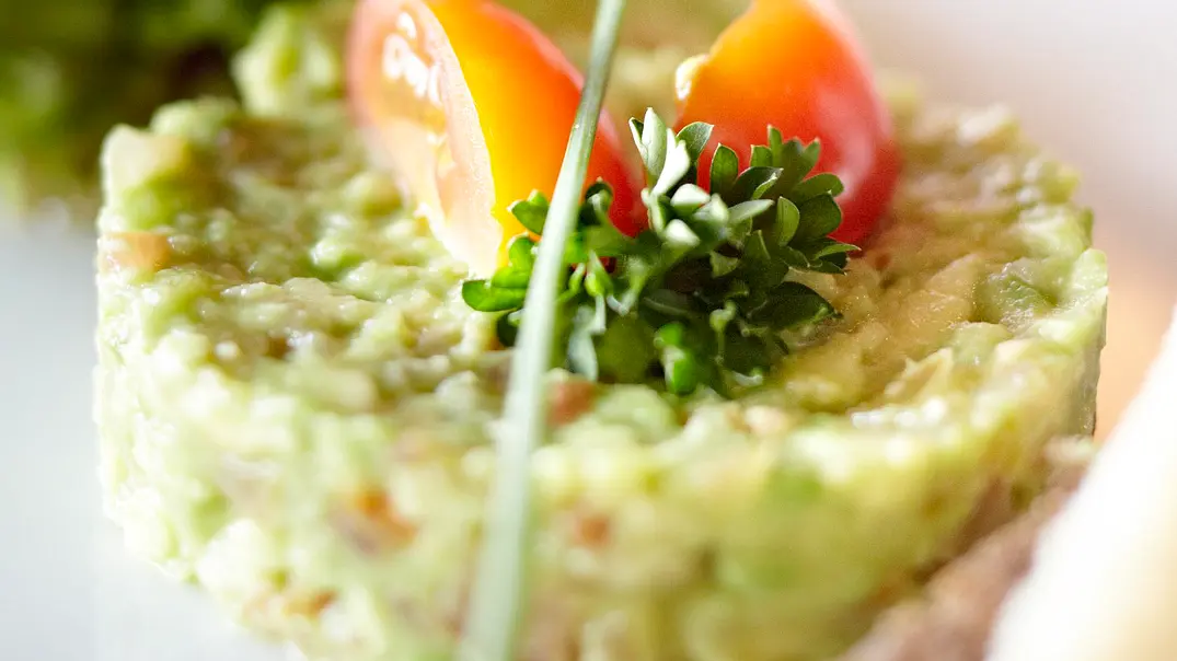 Avocado-Tomaten-Tatar Rezept - Foto: LECKER @ Bauer Media Group Avocado-Tomaten-Tatar Rezept - Foto: LECKER @ Bauer Media Group