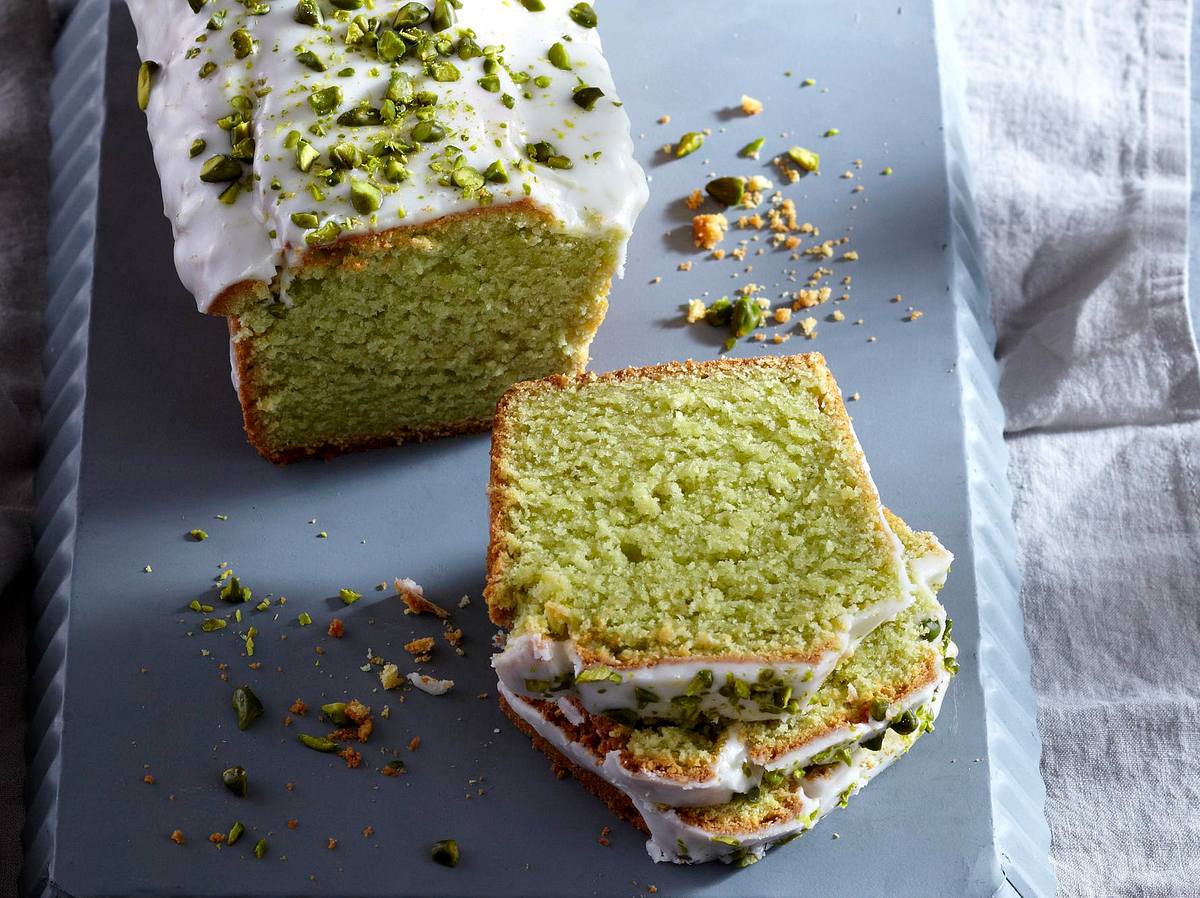 Avocadokuchen mit Limettenguss und Pistazien Rezept