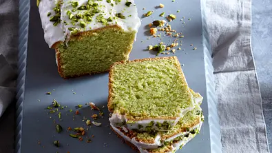 Avocadokuchen mit Limettenguss und Pistazien Rezept - Foto: LECKER @ Bauer Media Group