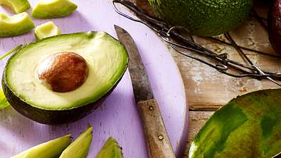 Avocados zubereiten - Foto: LECKER @ Bauer Media Group