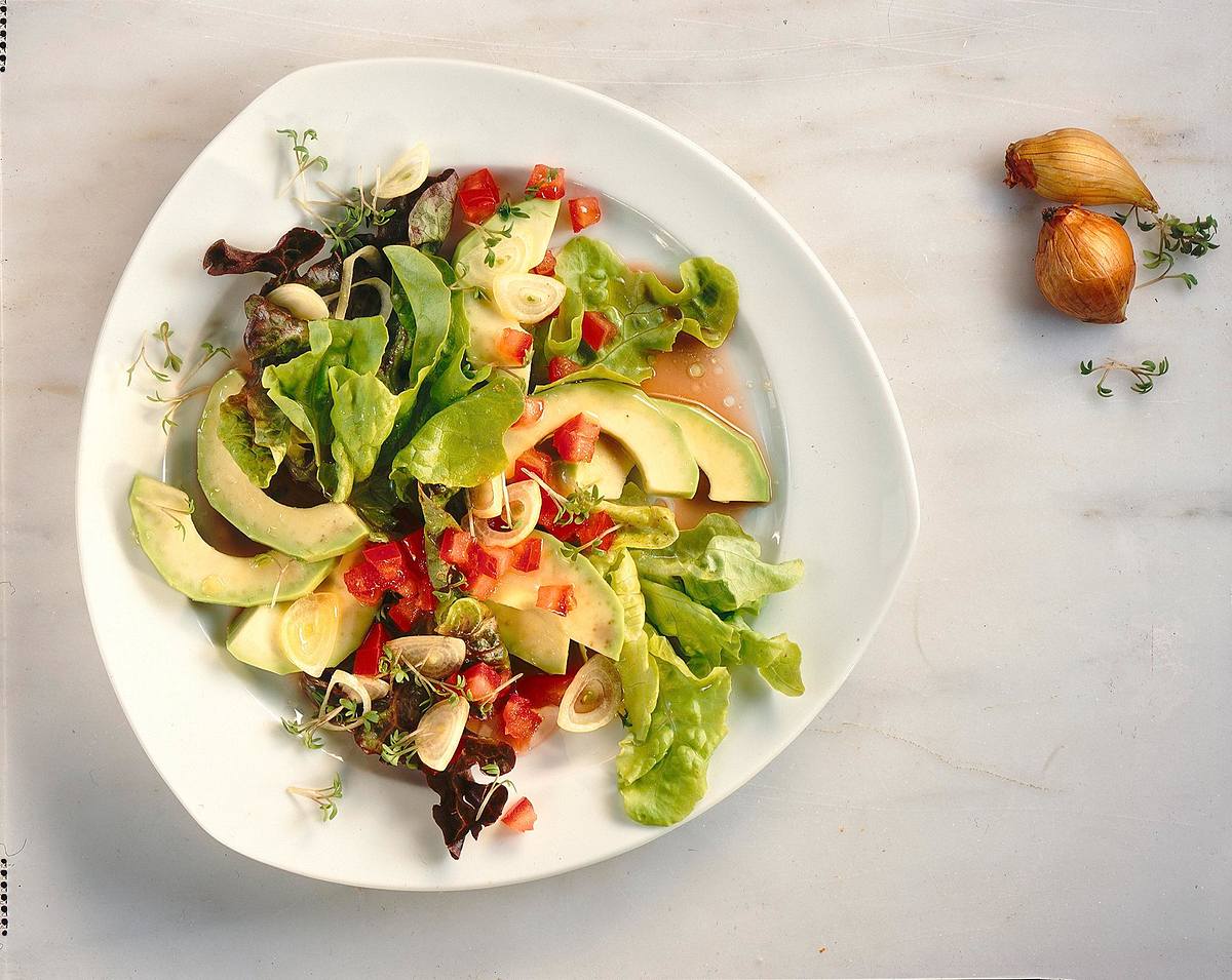 Avocadosalat mit Tomaten-Vinaigrette Rezept | LECKER