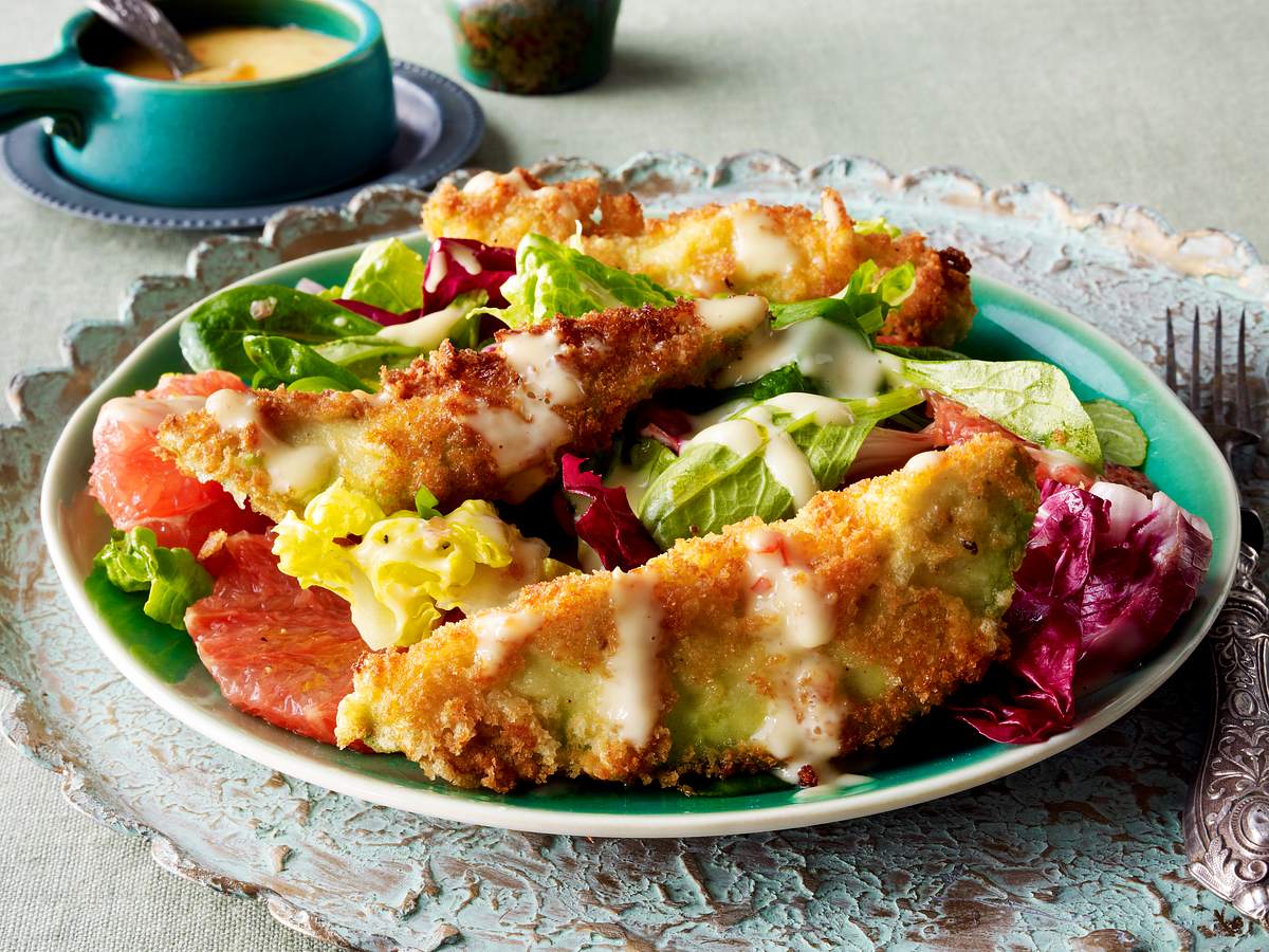 Avocadoschnitzel auf Salat Rezept