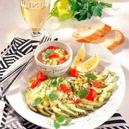 Avocadospalten mit Tomaten-Kartoffel-Vinaigrette Rezept Avocadospalten mit Tomaten-Kartoffel-Vinaigrette Rezept