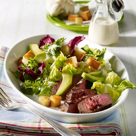 Baby-Caesars-Salad mit Steakstreifen Rezept Baby-Caesars-Salad mit Steakstreifen Rezept