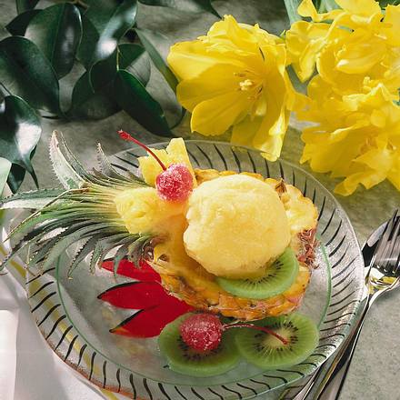Babyananashälften mit Ananassorbet und Obst Rezept Babyananashälften mit Ananassorbet und Obst Rezept