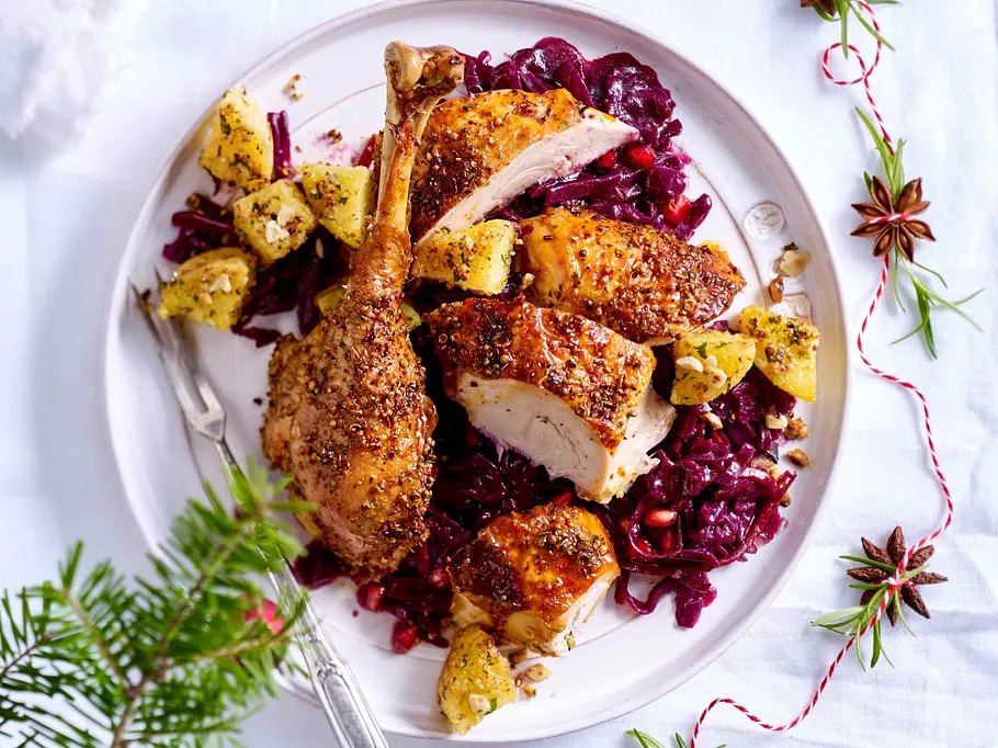 Babypute mit Rotkohl und Knödelwürfeln