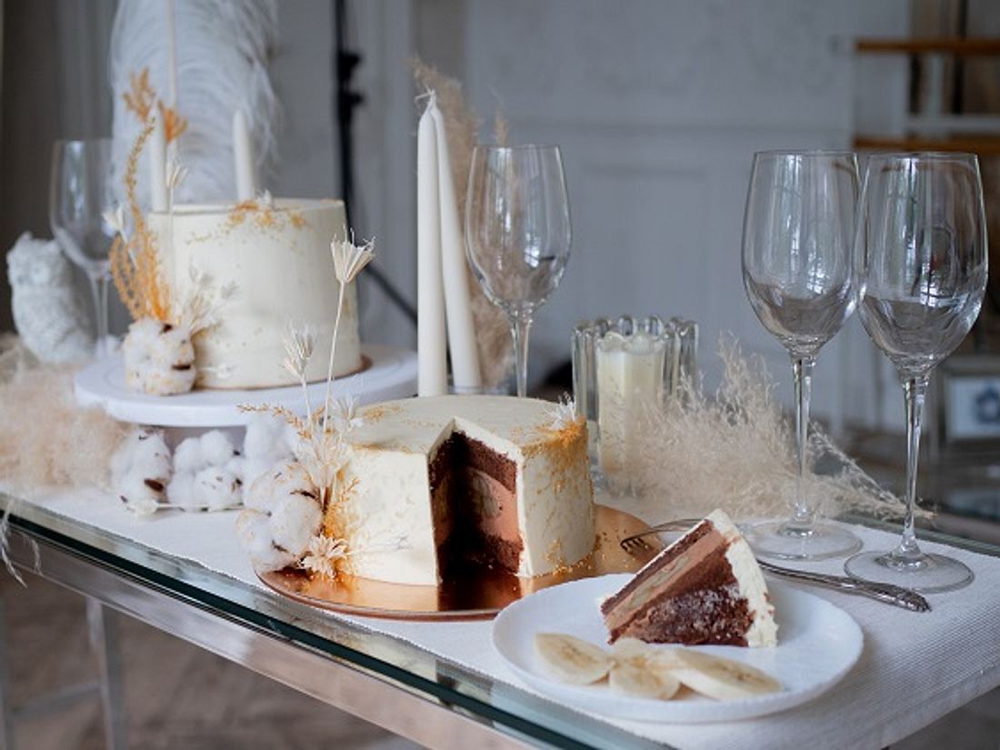 Verschiedene Torten und Kuchen auf Hochzeitstafel