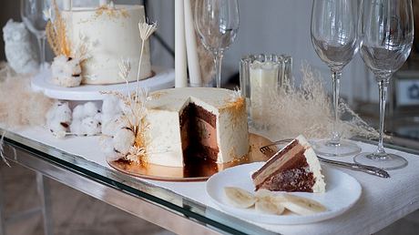 Verschiedene Torten und Kuchen auf Hochzeitstafel - Foto: iStock/KrisCole