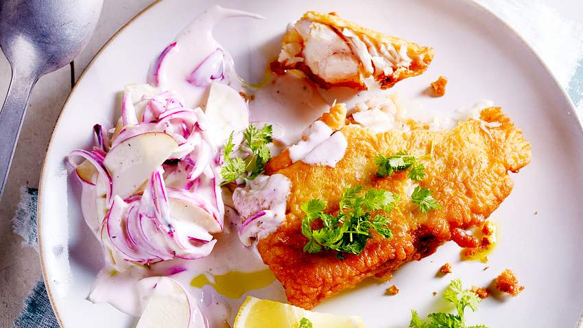 Backfisch mit Hausfrauensoße mit Salzkartoffeln Rezept - Foto: House of Food / Bauer Food Experts KG
