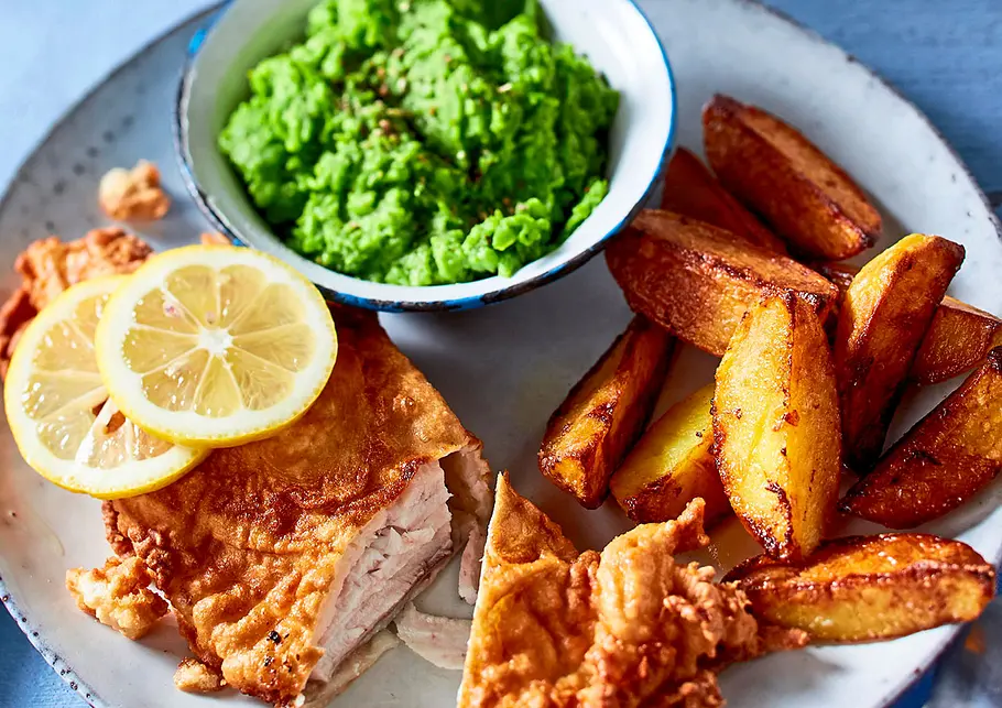 Backfisch ’n’ Chips mit Erbsen-Dip Rezept Backfisch ’n’ Chips mit Erbsen-Dip Rezept