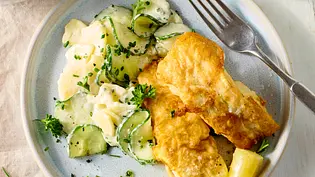 Backfisch zu fixem Kartoffelsalat Rezept - Foto: LECKER @ Bauer Media Group