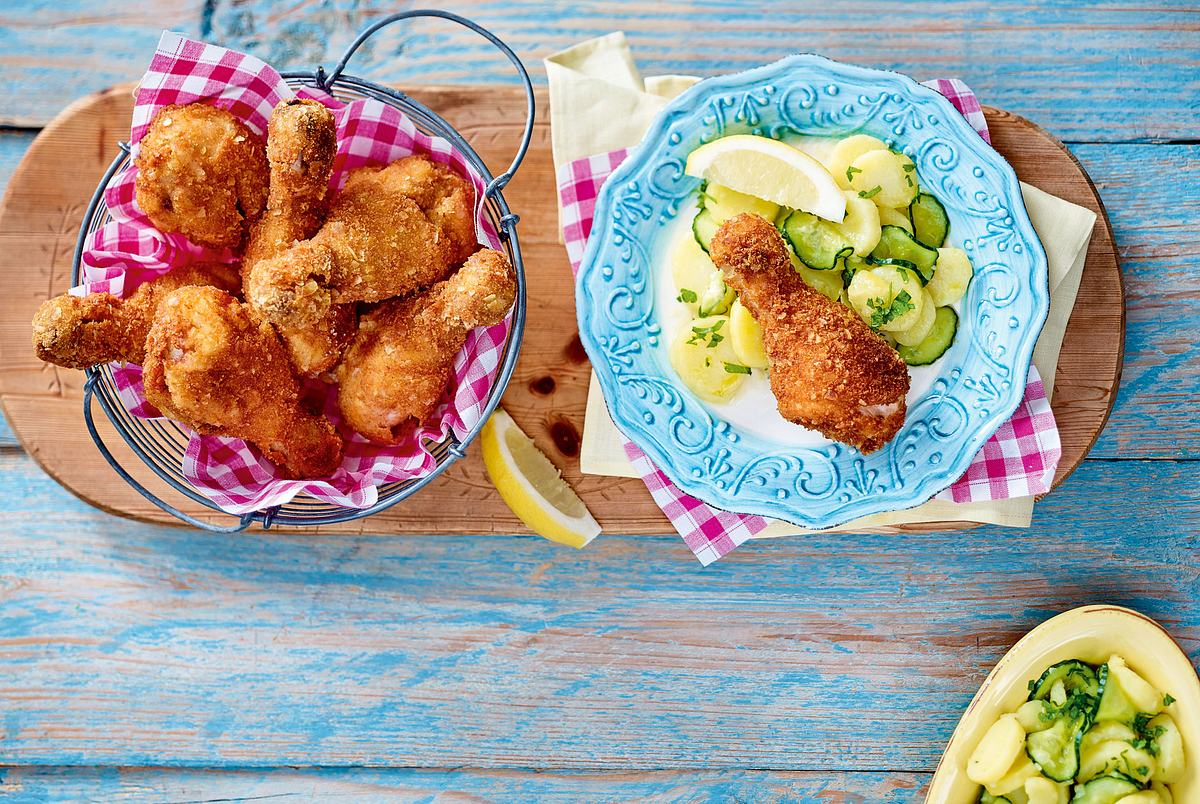 Backhendl auf Kartoffel-Gurken-Salat Rezept