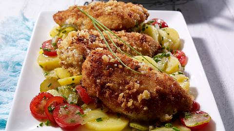 Backhendl-Filet mit Kartoffelsalat Rezept - Foto: House of Food / Bauer Food Experts KG