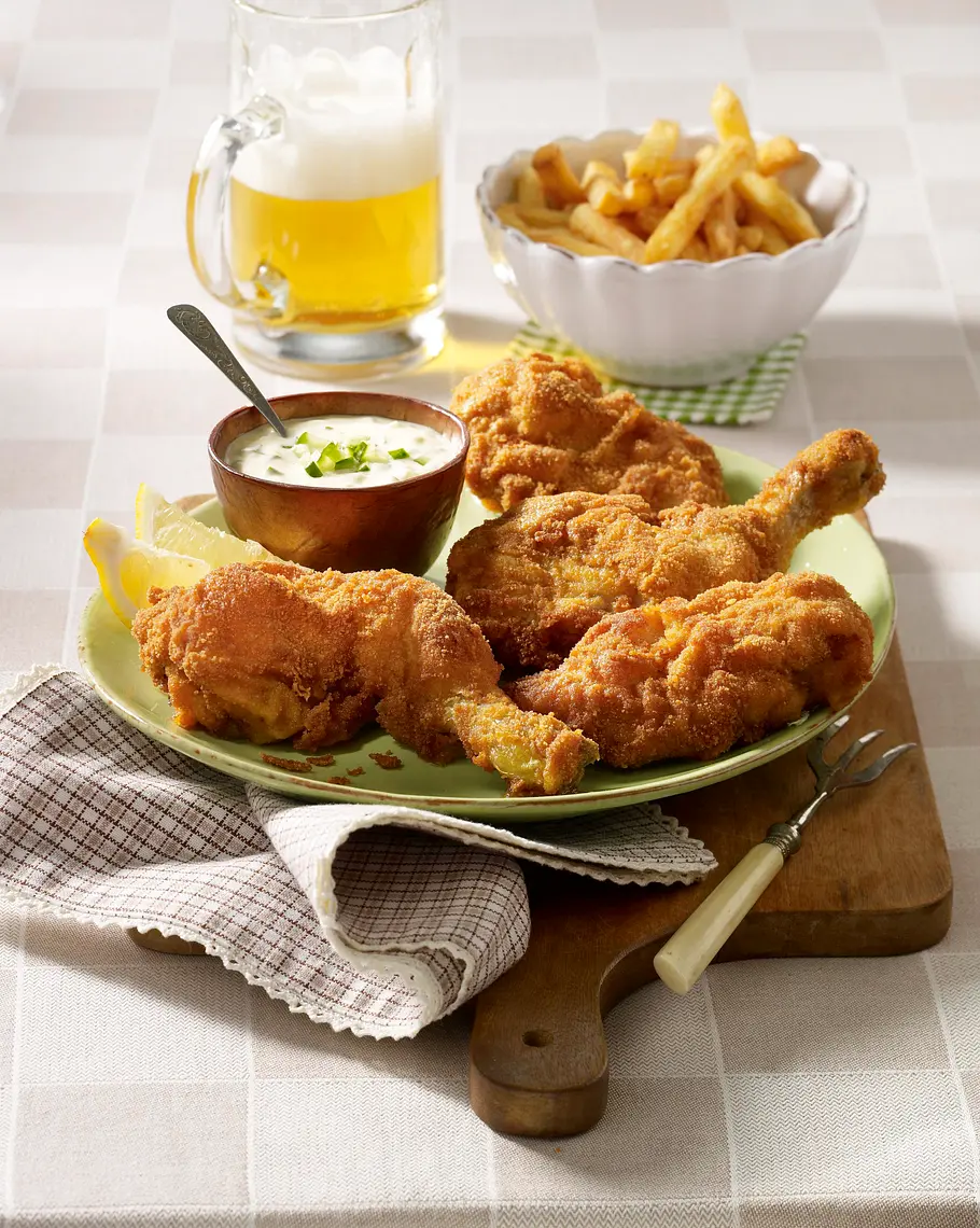 Backhendl mit Gurkensalsa und Pommes Rezept Backhendl mit Gurkensalsa und Pommes Rezept