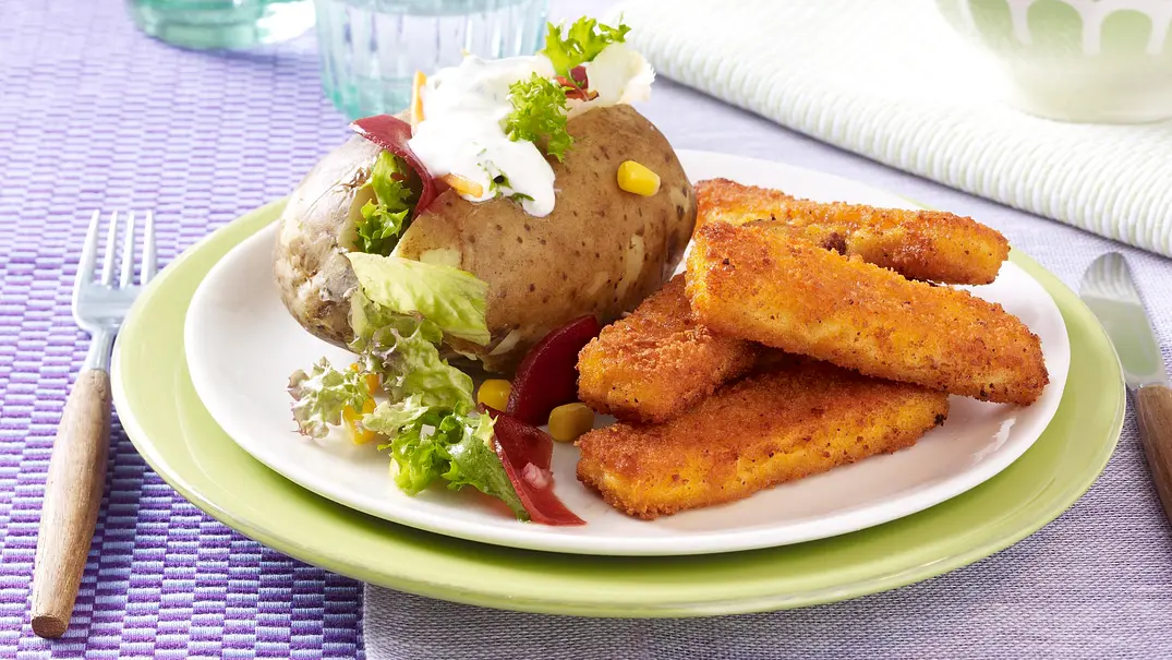 Backkartoffel mit Fischstäbchen und Rote Bete Salat Rezept - Foto: Stellmach, Peter Backkartoffel mit Fischstäbchen und Rote Bete Salat Rezept - Foto: Stellmach, Peter