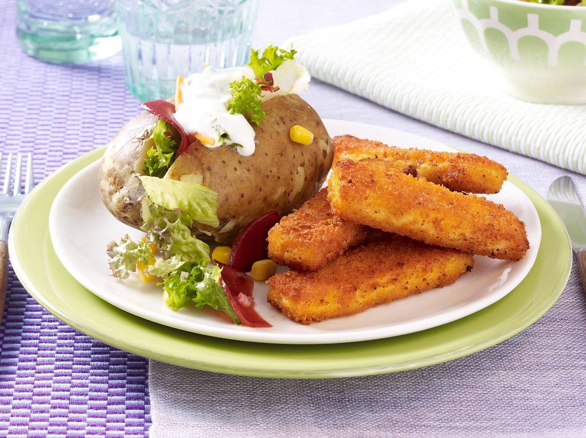 Backkartoffel mit Fischstäbchen und Rote Bete Salat Rezept