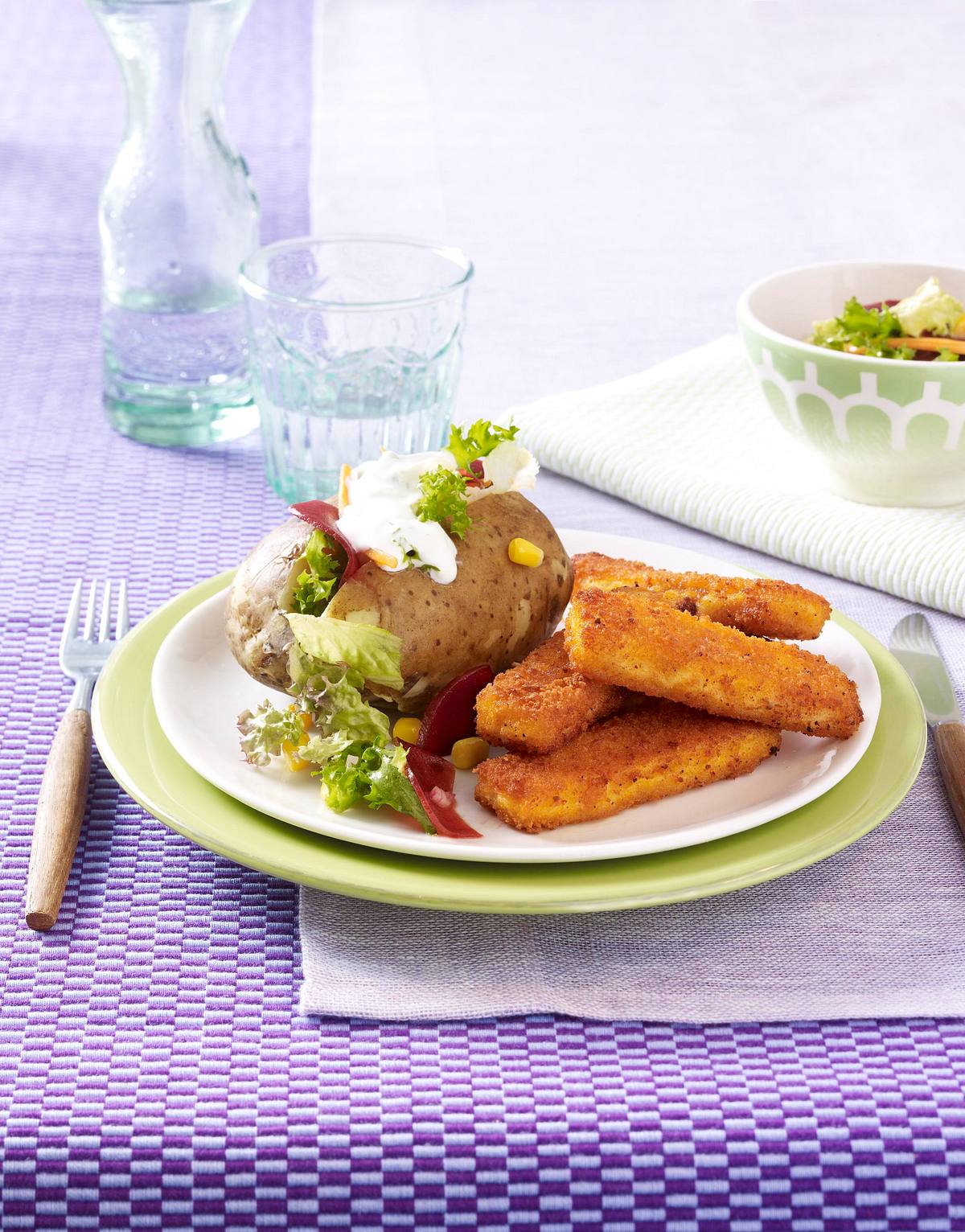 Backkartoffel mit Fischstäbchen und Rote Bete Salat Rezept