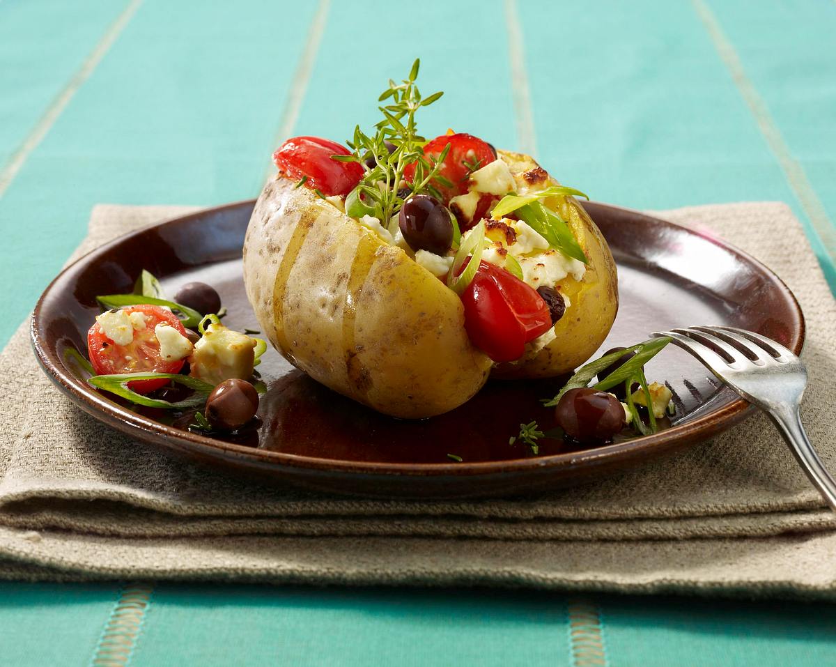 Backkartoffel mit Schafskäse, Lauchzwiebeln, Oliven und Tomaten Rezept