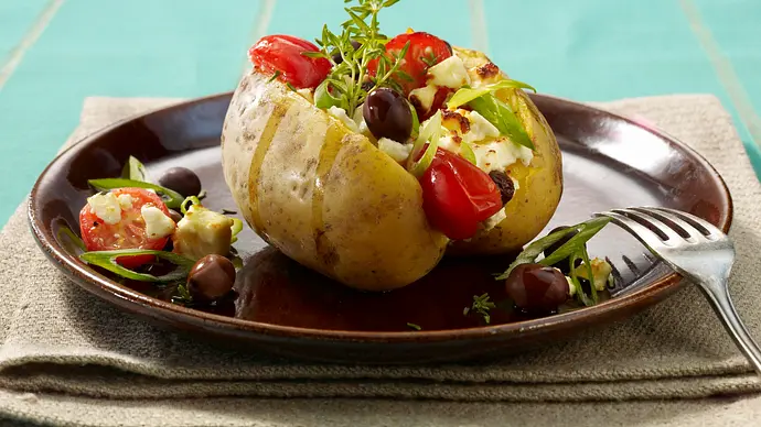 Backkartoffel mit Schafskäse, Lauchzwiebeln, Oliven und Tomaten Rezept - Foto: LECKER @ Bauer Media Group Backkartoffel mit Schafskäse, Lauchzwiebeln, Oliven und Tomaten Rezept - Foto: LECKER @ Bauer Media Group