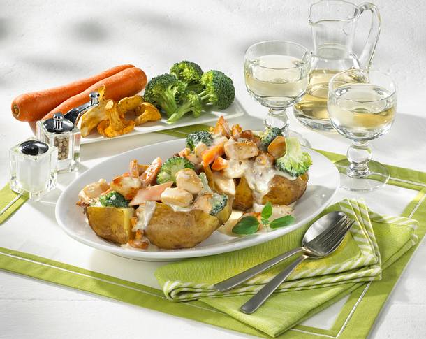 Backkartoffeln mit Gemüseragout-Füllung Rezept Backkartoffeln mit Gemüseragout-Füllung Rezept