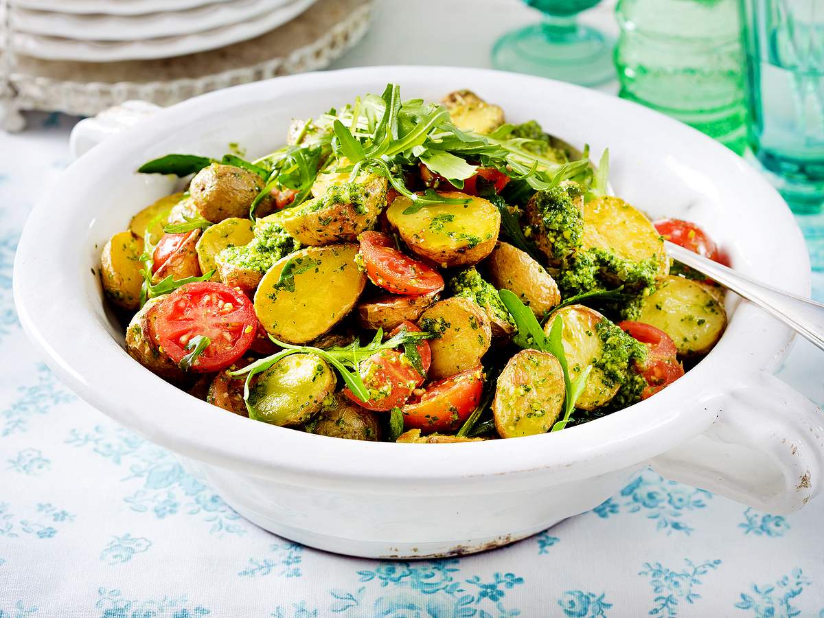 Backkartoffelsalat mit Rucolapesto Rezept