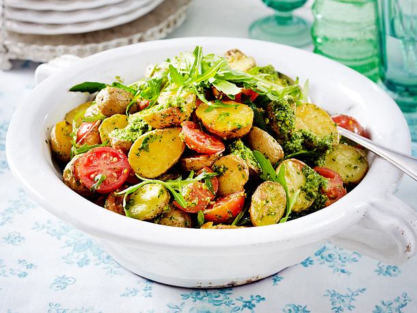 Backkartoffelsalat mit Rucolapesto Rezept Backkartoffelsalat mit Rucolapesto Rezept