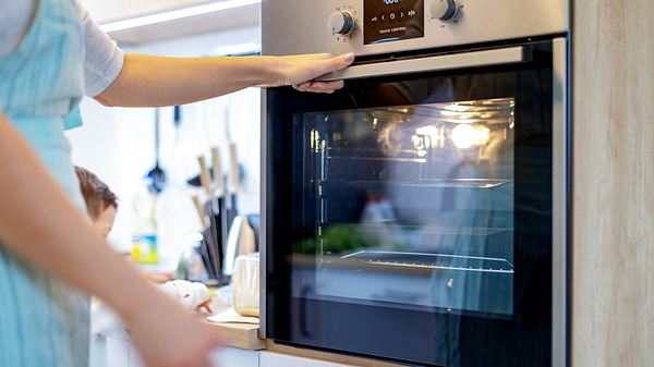 Backofen mit Backwagen im Gebrauch - Foto: iStock/zoranm 