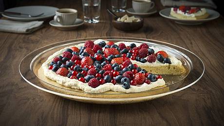 Beerenkuchen auf einer Servierschale aus Glas - Foto: PR