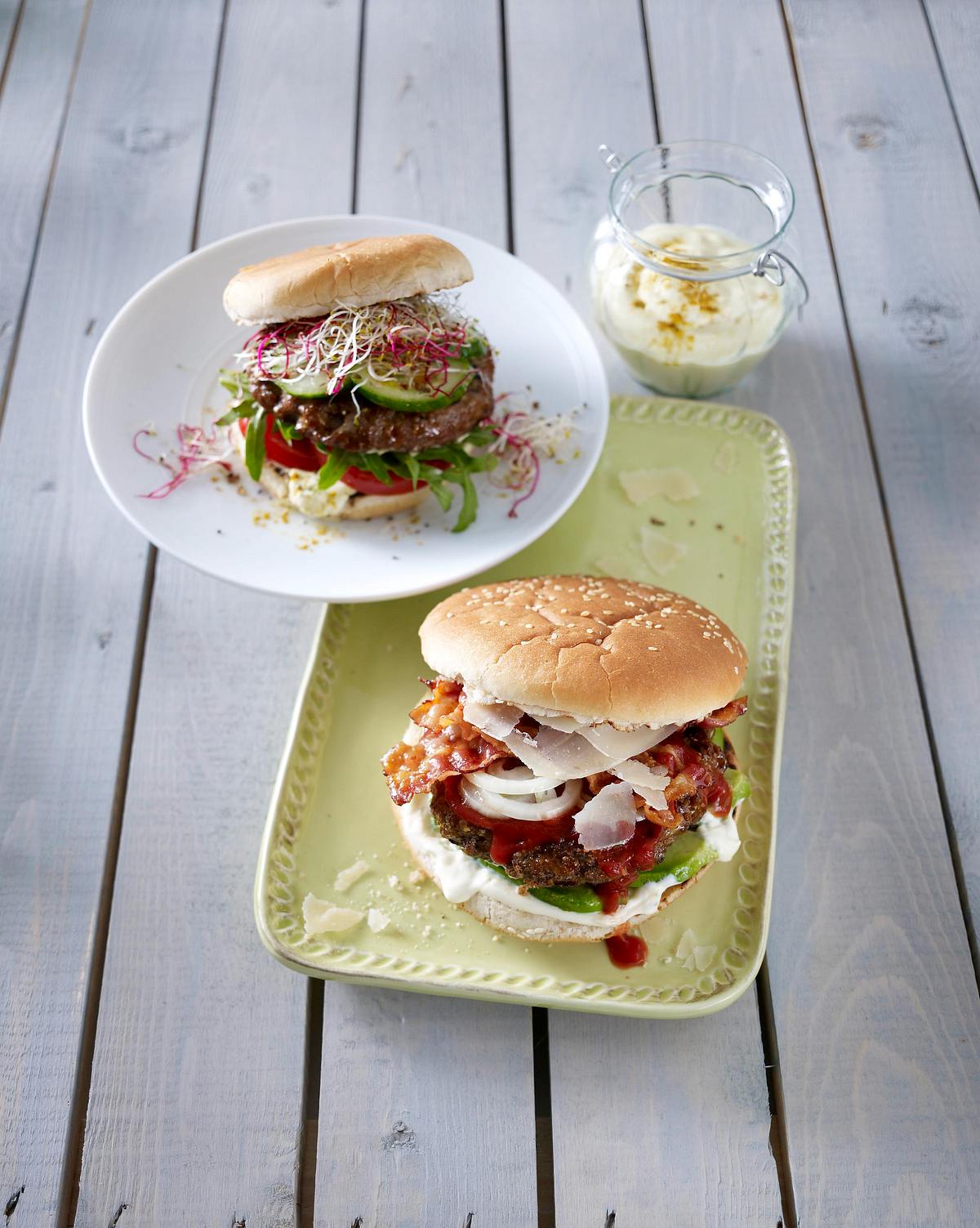 Bacon-Burger mit Parmesan Rezept