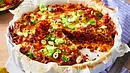 Eine runde Ofenform mit gratiniertem Bacon-Cheeseburger-Pie - Foto: LECKER @ Bauer Media Group